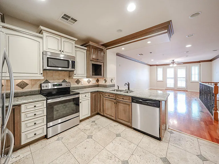 2434 E Roma Ave — Photo 18