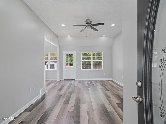 3rd image of 560 Huggins Dr