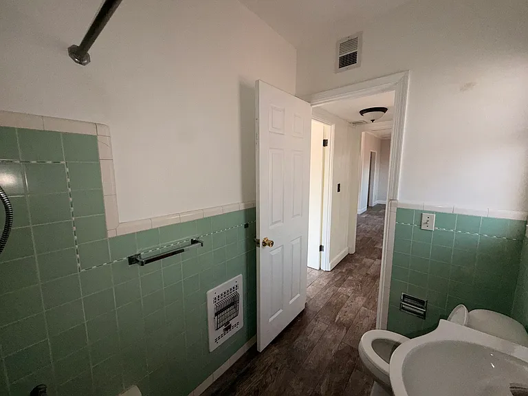 1345 E 9th St — Photo 19