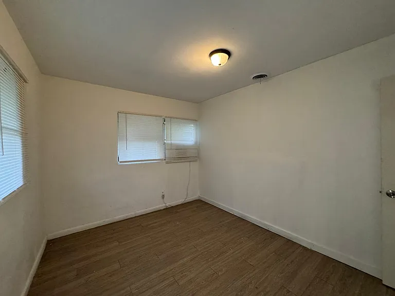 416 Sun Ct — Photo 44