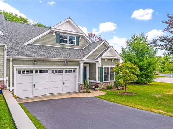 55 Travelers Ct, East Greenwich, RI 02818