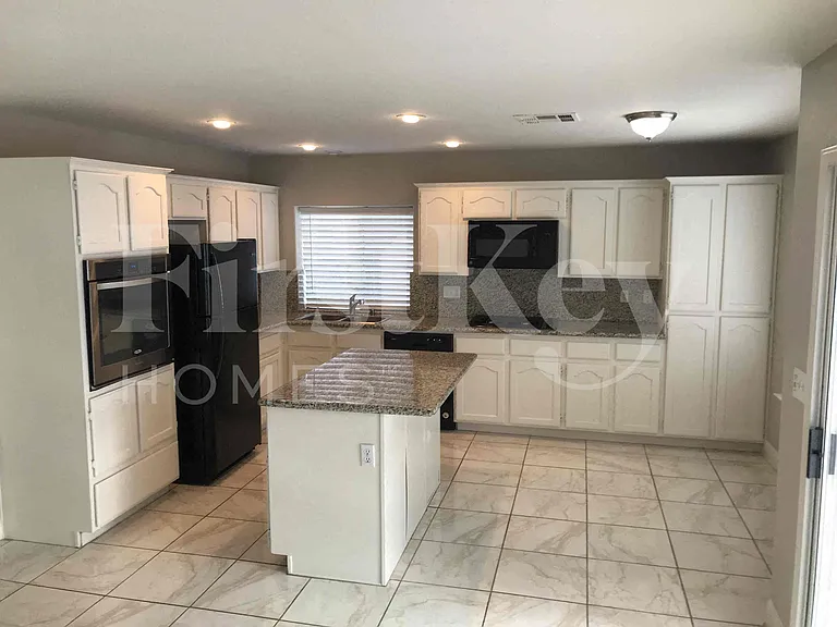 8041 Hilliard Ave — Photo 4