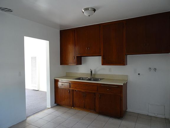 5th image of 15713 Cadwell St