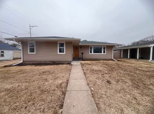 315 10th Ave N, Clinton, IA 52732