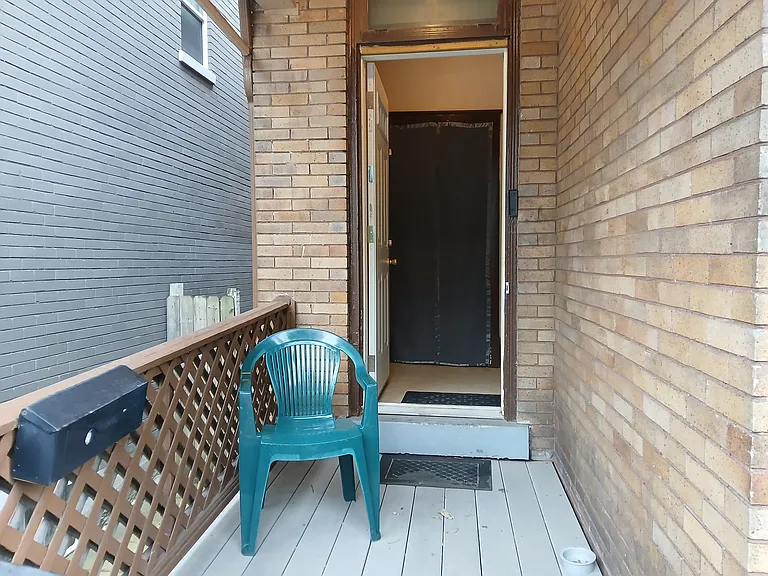 754 E 10th St — Photo 2