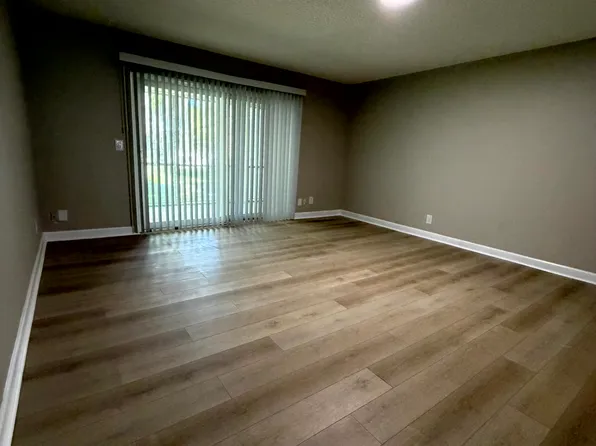 4319 Plaza Gate Ln S APT 202, Jacksonville, FL 32217