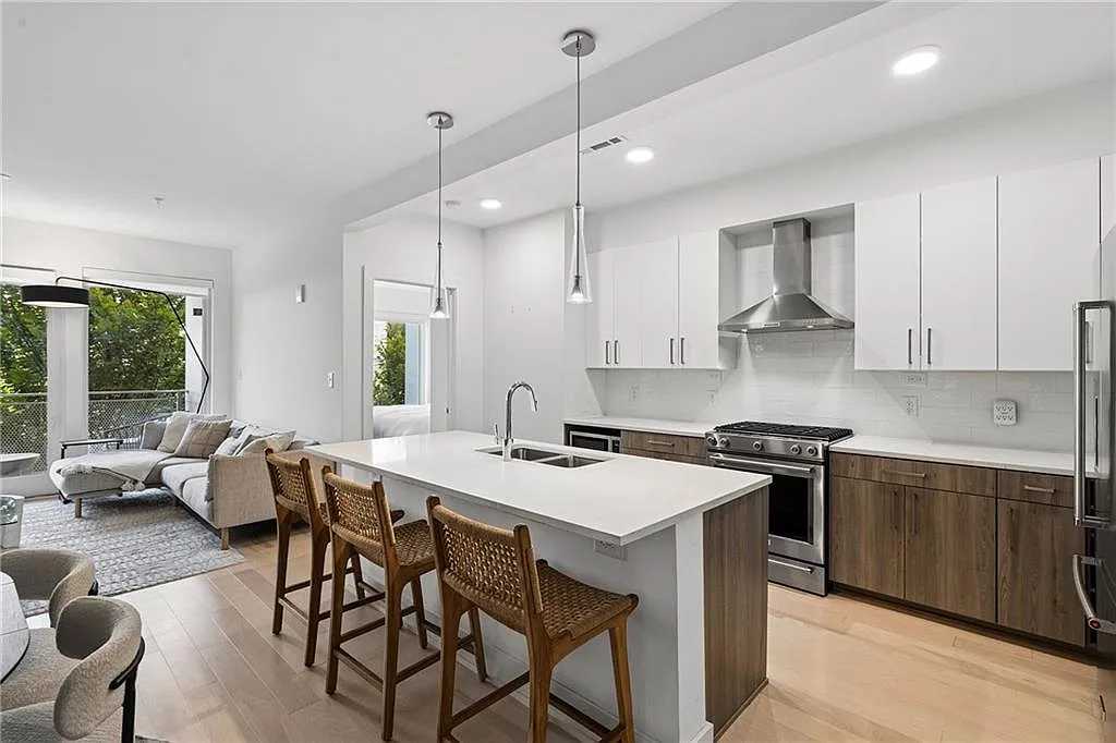 2 bed, 2.0 bath, 1282 sqft, $4,000 — Photo 2