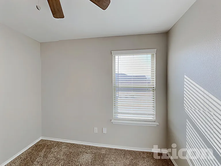 916 Roland Dr — Photo 8