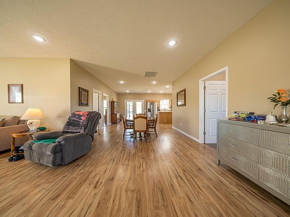 3rd image of 631 Spring Valley Dr