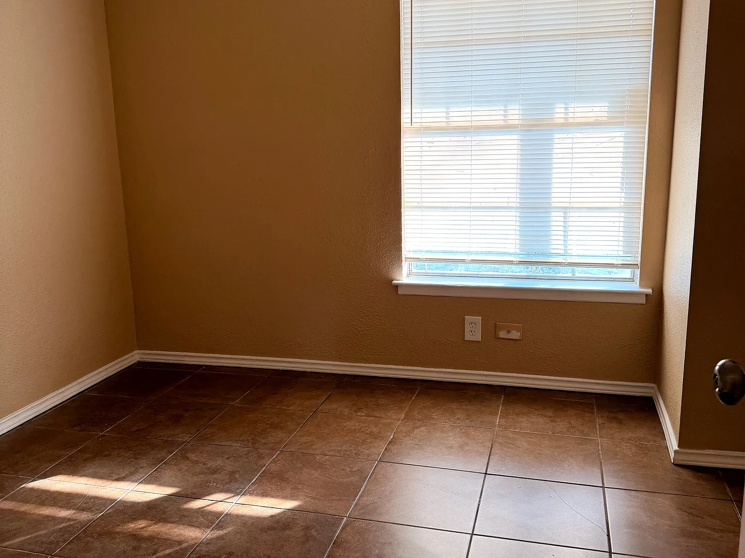 4 bed, 1045 sqft, $1,275 — Photo 4