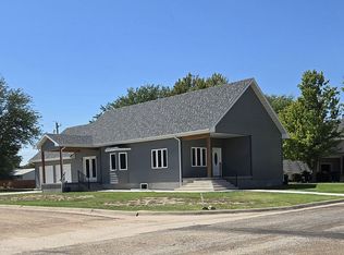 503 W Cottonwood St, Plains, KS 67869