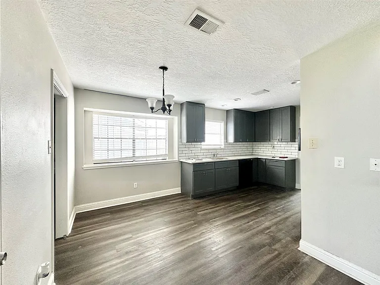 2523 Castle Pl — Photo 7