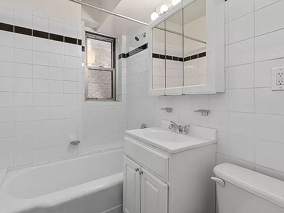 5th image of 300 E 46th St APT 17K