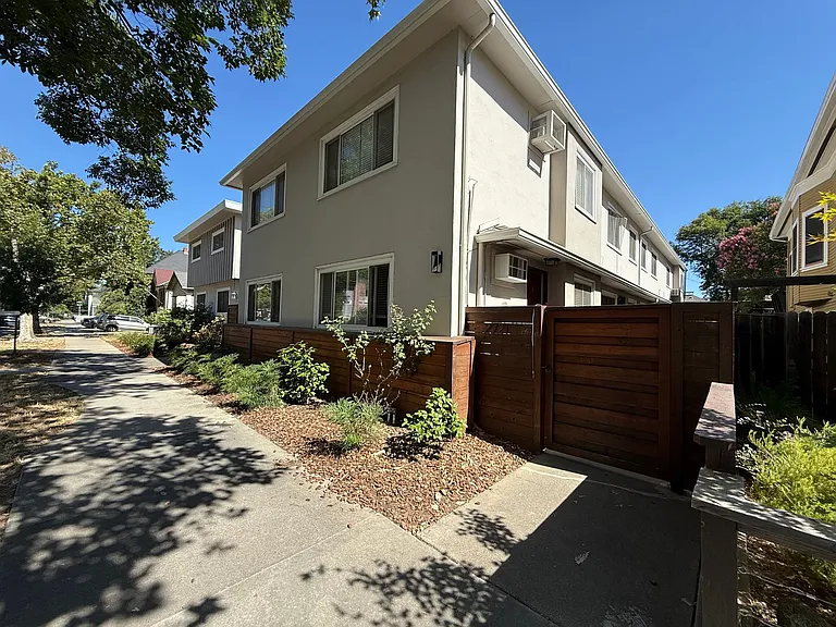 2713 and 2721 T Street, Sacramento — Photo 13