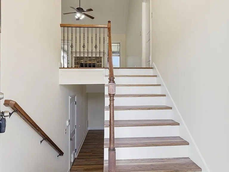 1011 Sunrise Dr — Photo 2