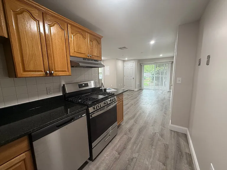 Pondsview Apartments — Photo 118