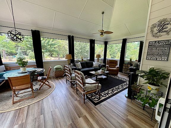 2nd image of 1010 Oaklake Cir