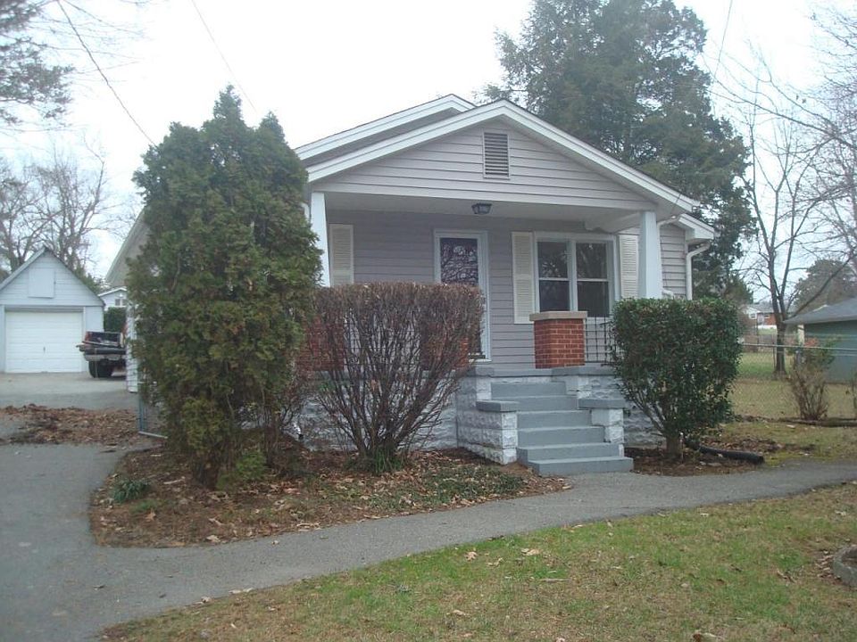 1st image of 807 NW Black Oak Dr