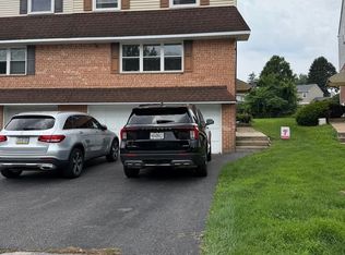 622 Country Ln, Morton, PA 19070