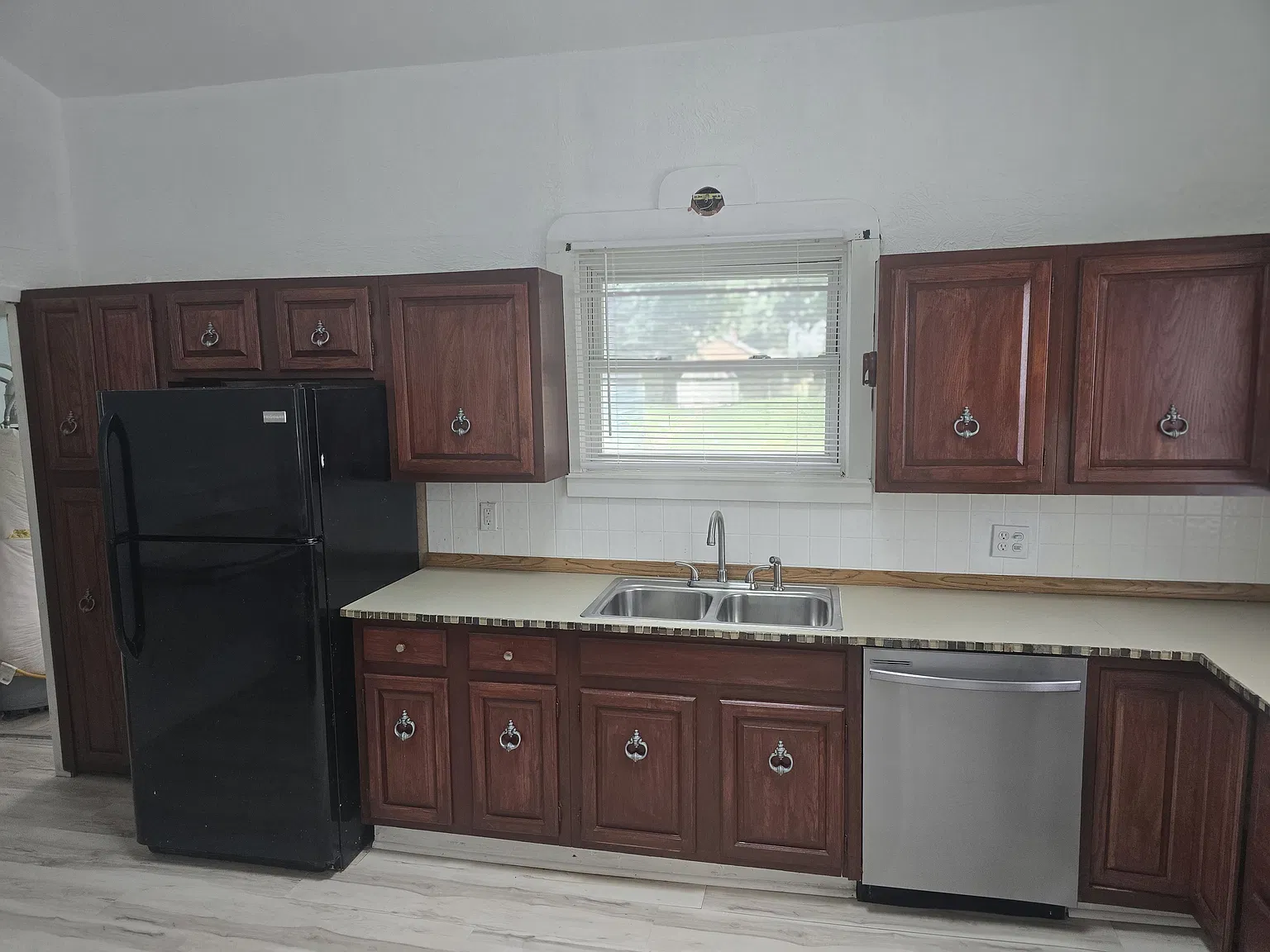 817 S Poplar St — Photo 4