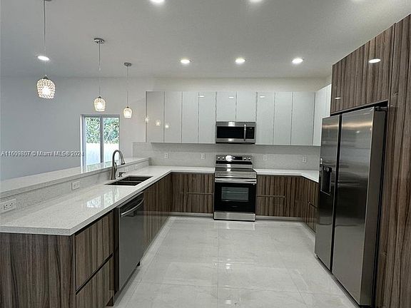 4th image of 352 SW 2nd St