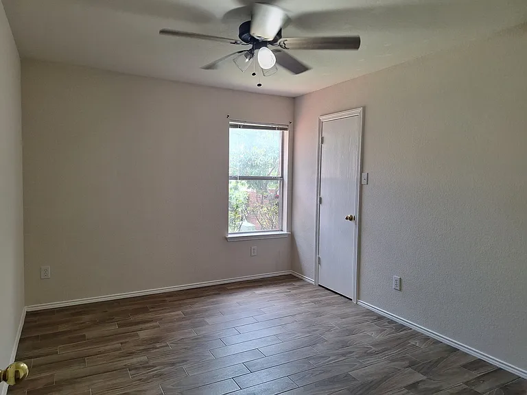 208 Iris Ln — Photo 10