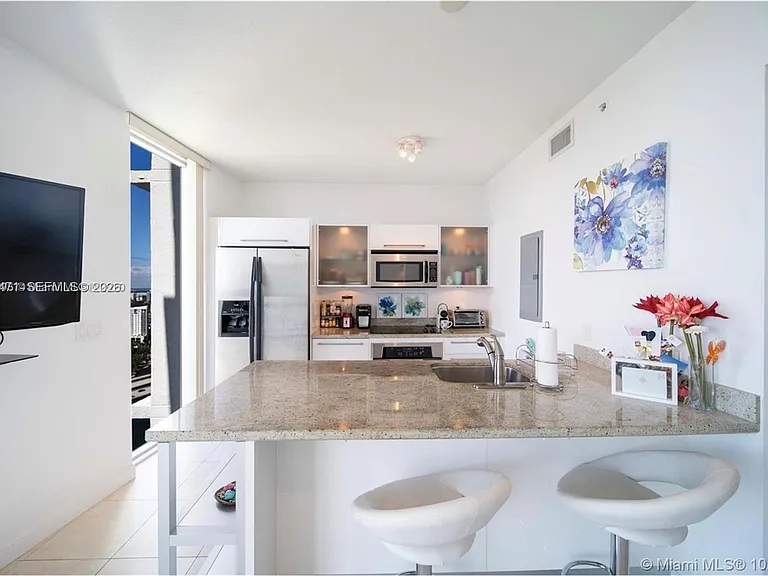 185 SW 7th St #3600 — Photo 4