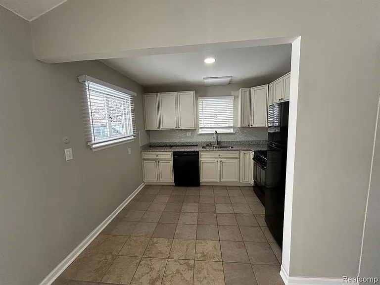 4472 Buchanan Ave — Photo 5