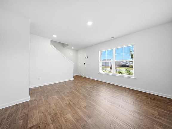 4th image of 136 Carrington Dr