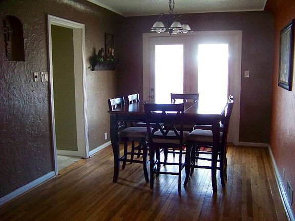 3rd image of 425 E Orman Ave