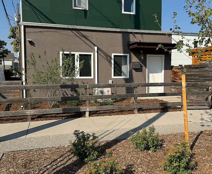 1070 33rd St — Photo 2