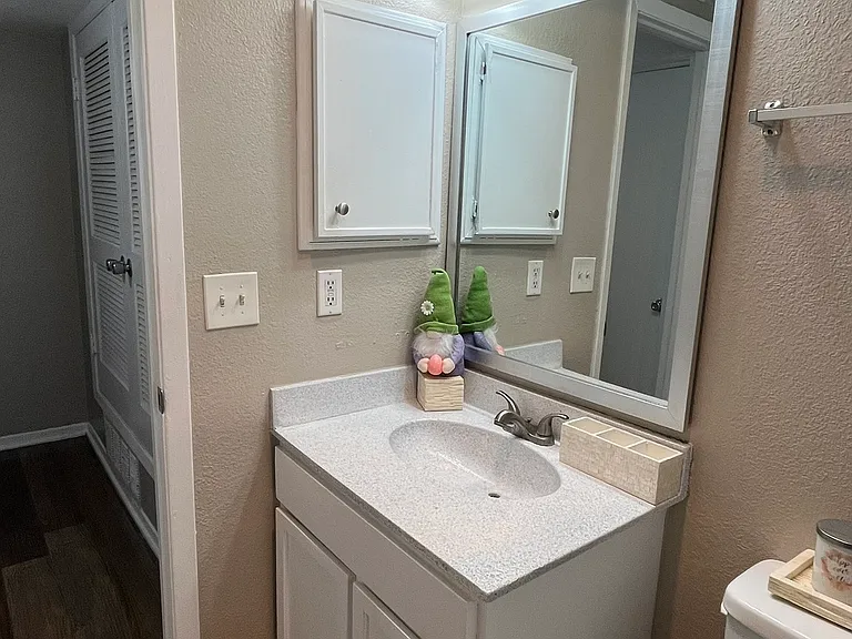 Sand Pebble Apartments — Photo 39