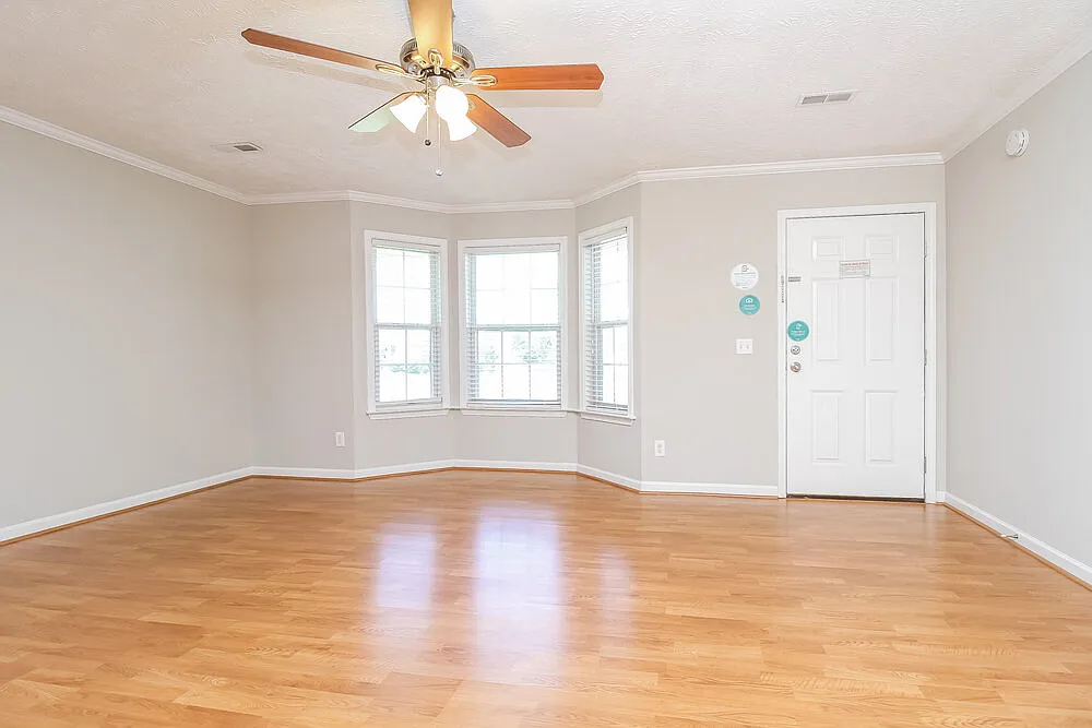 3 bed, 2.0 bath, 1958 sqft, $2,280 — Photo 4