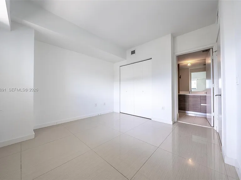460 NE 28th St #707 — Photo 14
