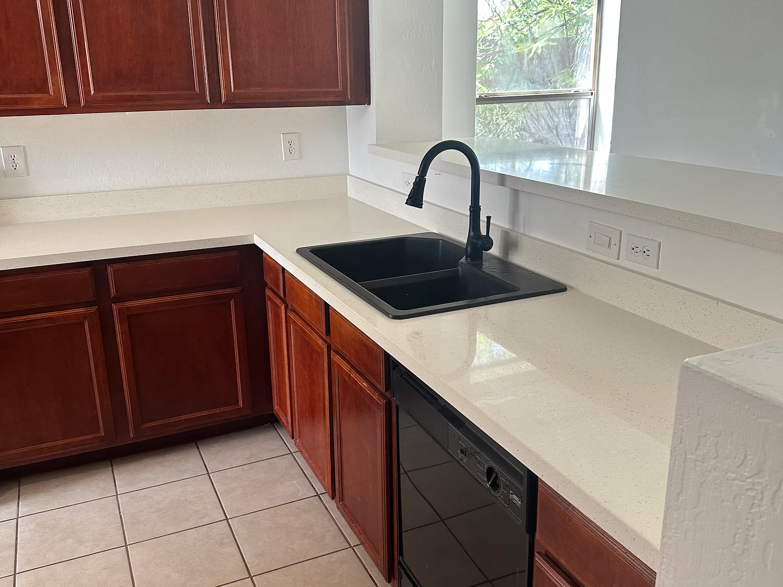 3 bed, 1305 sqft, $1,995 — Photo 3