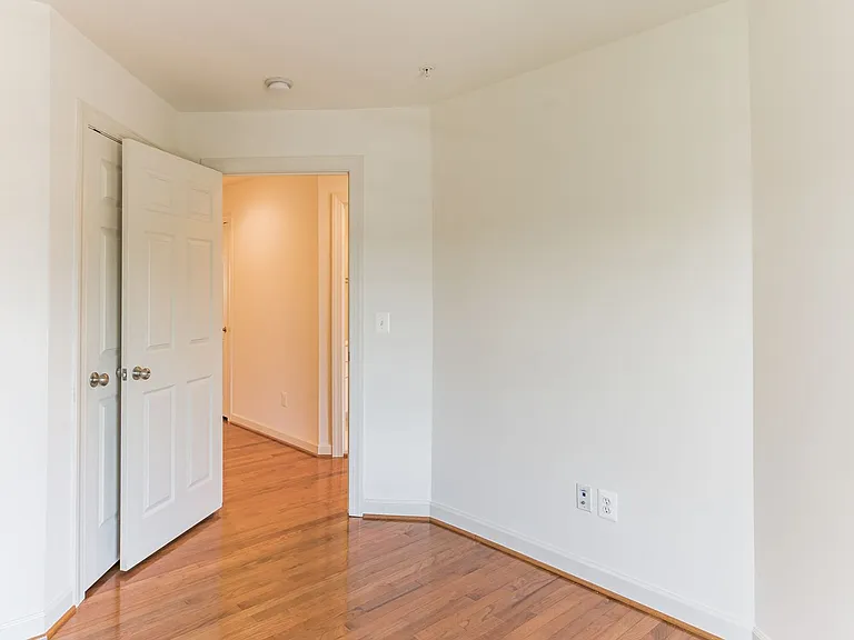 908 W Glebe Rd — Photo 29