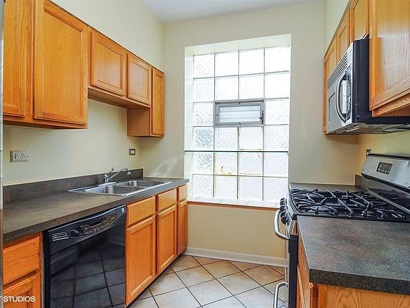 4th image of 1050 W Catalpa Ave #2S