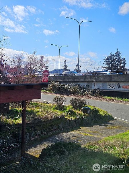 3rd image of 1603 Lakeview Boulevard E