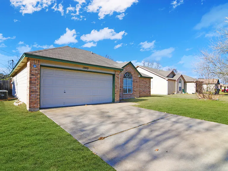 1502 Cedar Ln — Photo 2
