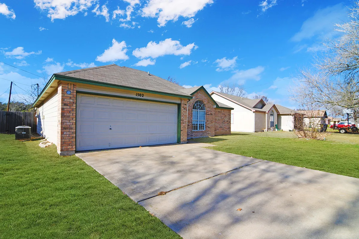 Building Photo - 1502 Cedar Ln
