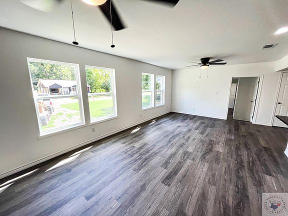 2nd image of 206 W Hoskins St