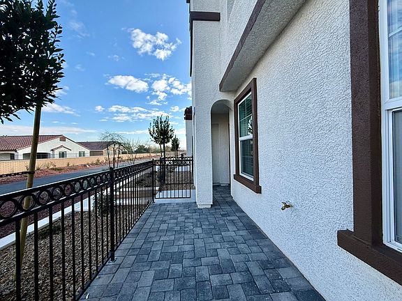 5th image of 506 Golden Myna Ave