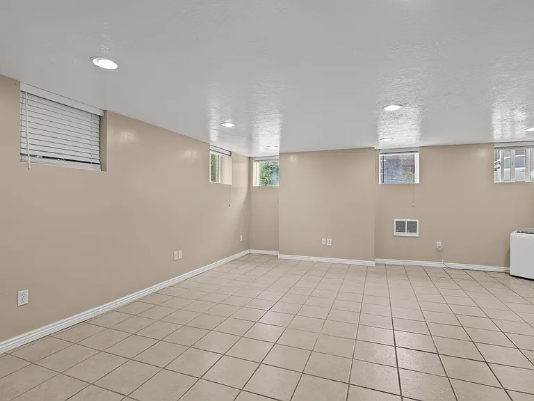 137 E 600 N — Photo 35