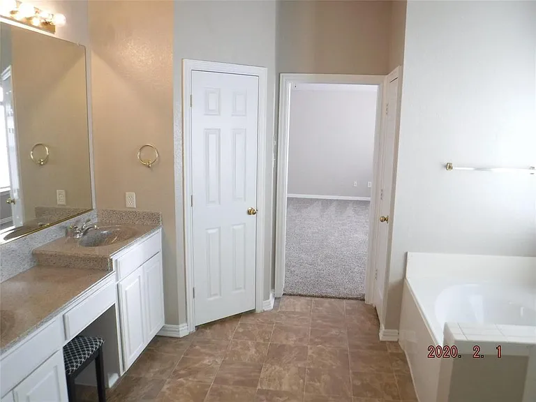 MASTER BATH WITH GARDEN TUB AND SEPERATE SHOWER.
