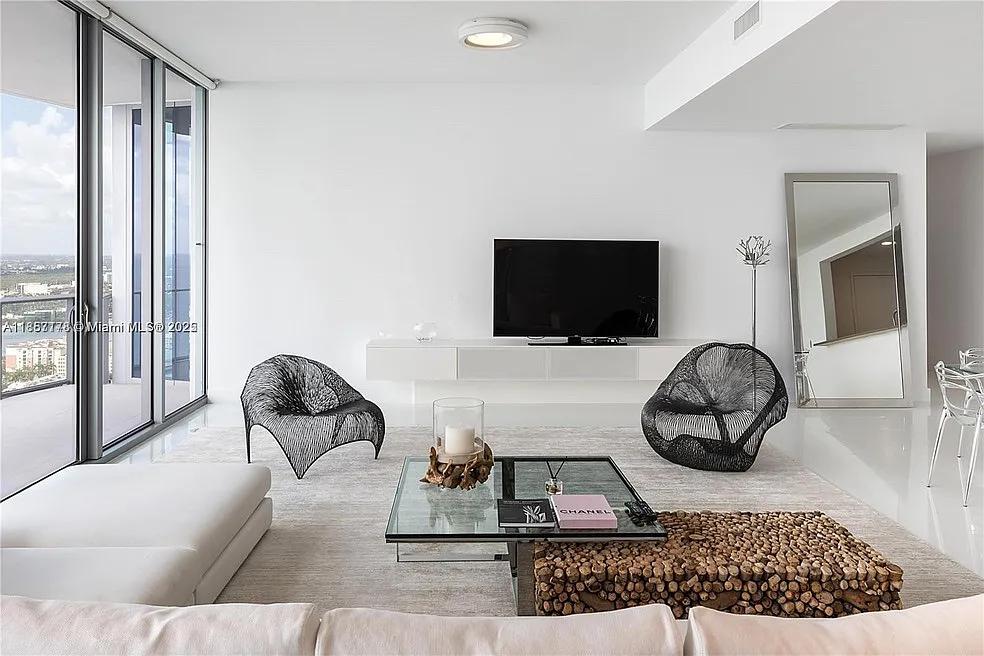 3 bed, 3049 sqft, $24,000 — Photo 3