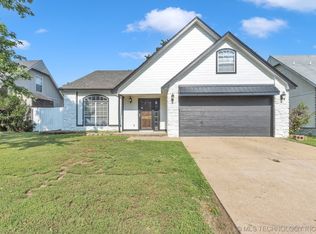 1709 S Cherokee Pl, Claremore, OK 74019