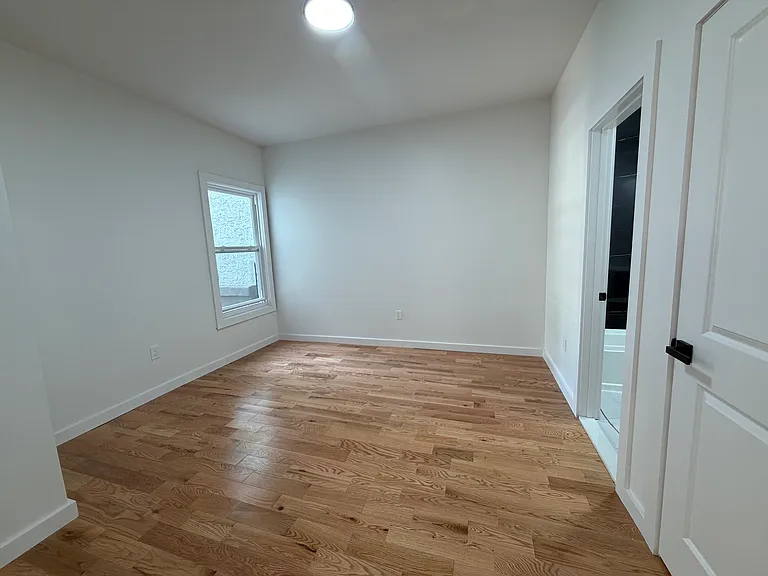 181 Woodside Ave #1R — Photo 4