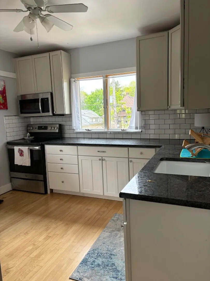 Sunny and spacious upper flat in beautiful Bay View — Photo 4
