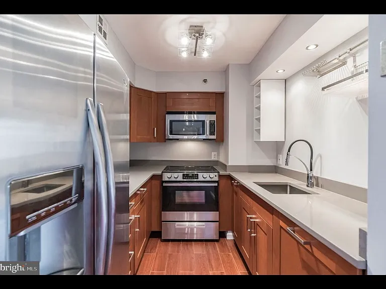 1301 N Courthouse Rd #1009 — Photo 2