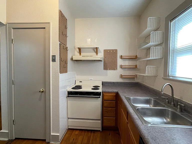 713 E Elmira St — Photo 8